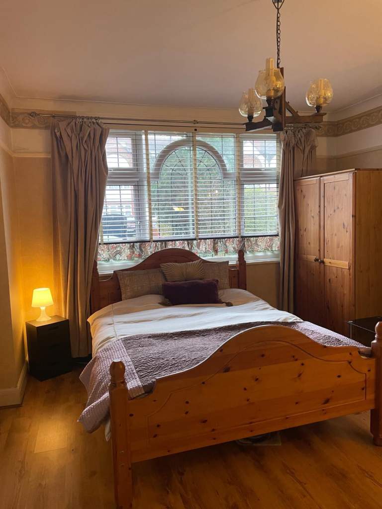 Wembley Double room to let for one professional 