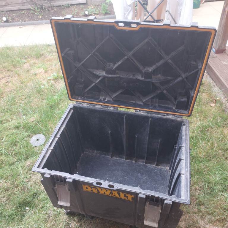 DEWALT TSTAK TOOL BOX ON WHEELS – GREAT CONDITION