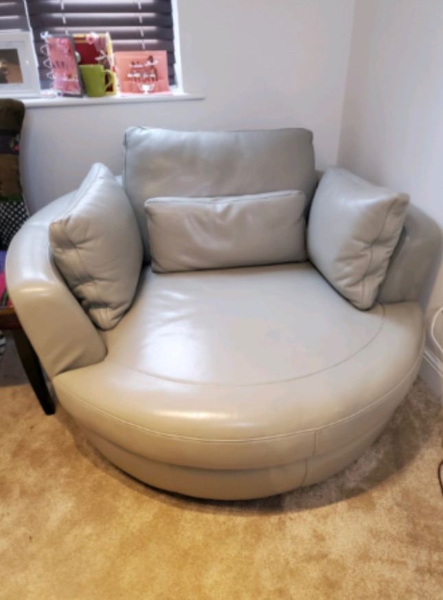 Quality Round leather sofa/ cuddle chair 