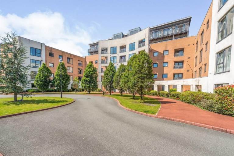 2 Bed 2 Bath Ground Floor Flat For Rent