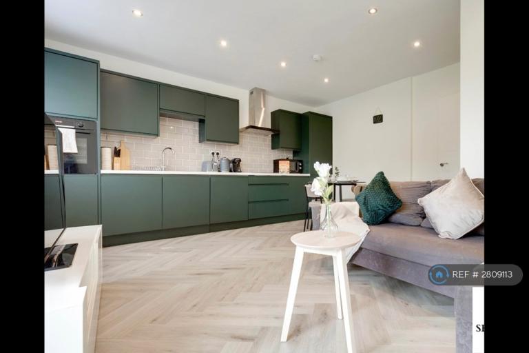 3 bedroom flat in Barham Road, South Croydon, CR2 (3 bed) (#2809113)