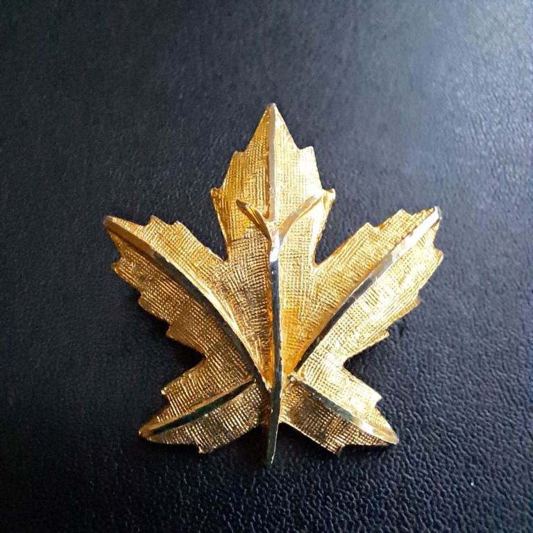**REDUCED **Vintage Gold Maple Leaf Brooch