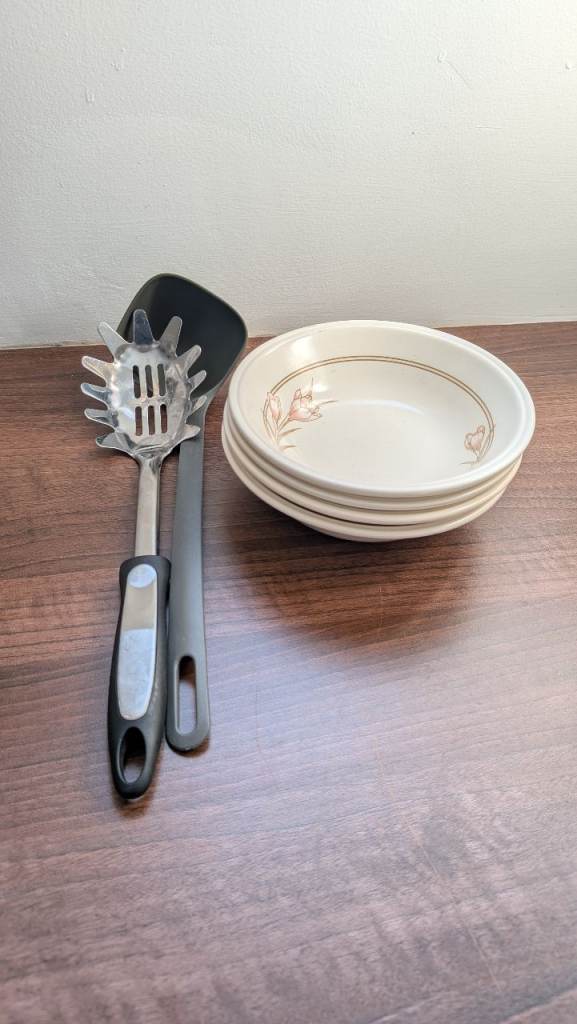 Ceramic bowls and cooking utensils 