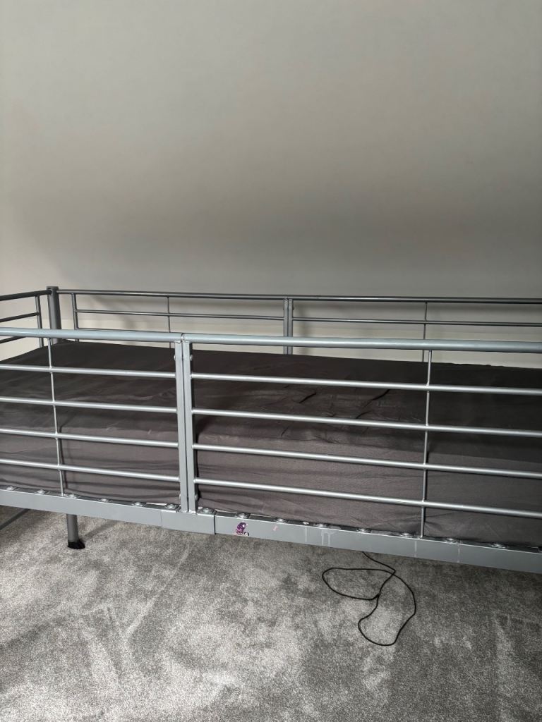 Metal Cabin Bed with Ladder – Single, Good Condition