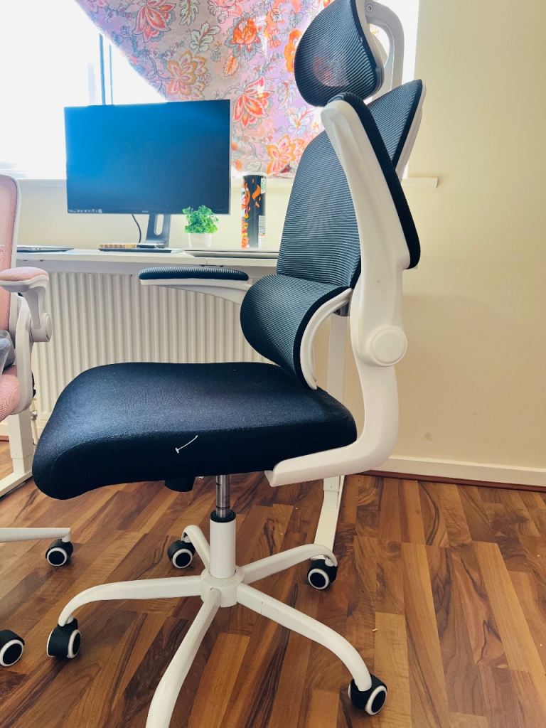 Ergonomic Mesh Office Chair – Black and White, Good Condition
