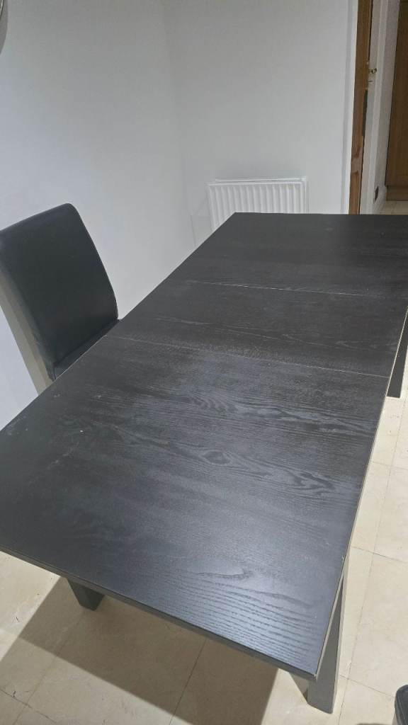 Extendable dining table with 3 chairs