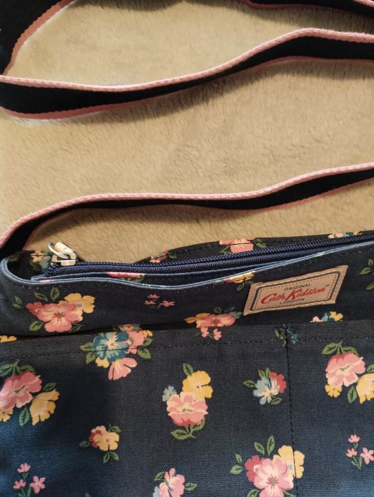 Cath Kidston Messenger Bag Navy Bag in Excellent Condition 