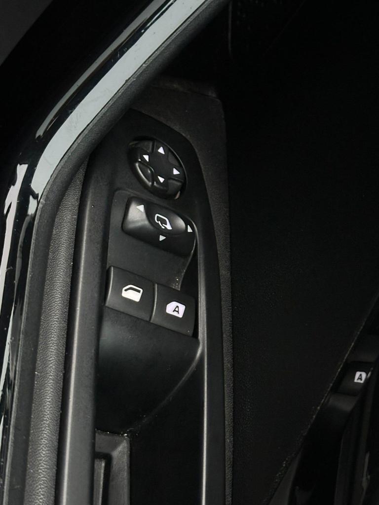 2013 Peugeot 208 1.2 VTi Intuitive Euro 5 3dr HATCHBACK Petrol Manual