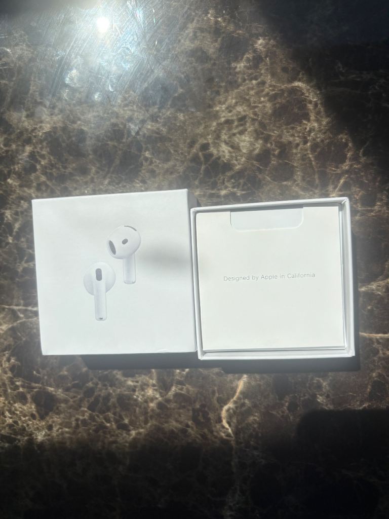Apple AirPods 3rd Gen with Charging Case - White, Good Condition