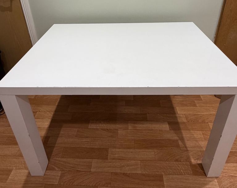 White gloss dining table