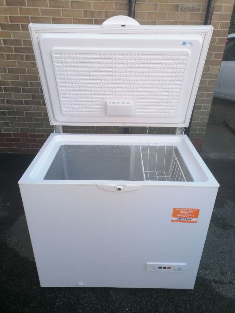 FREEZER CHEST FREEZER LARGE 255 LITRE CAPACITY INDESIT NICE CONDITION CAN DELIVER £230