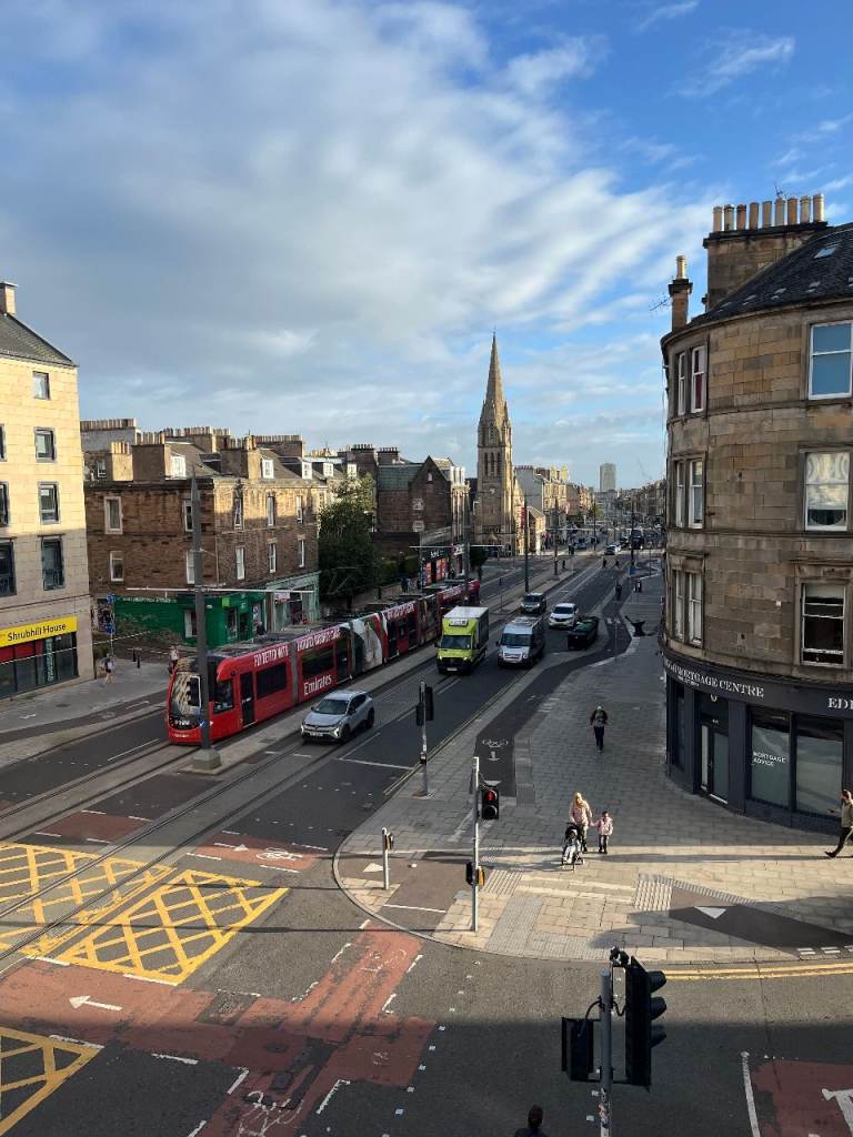Leith - 2 Bedroom Lovely Spacious Flat Top of Leith Walk