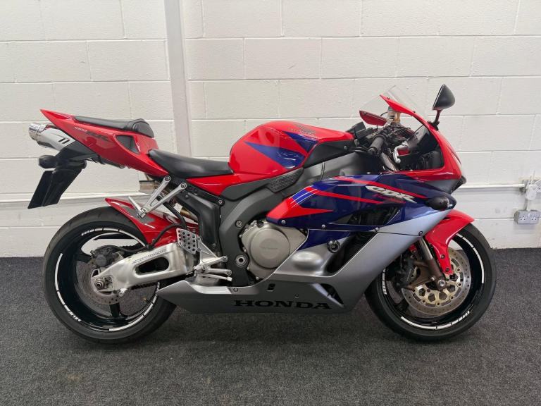 HONDA CBR1000RR-5 ** SCORPION EXHAUST - CRASH PROTECTORS - 12 MONTHS MOT **