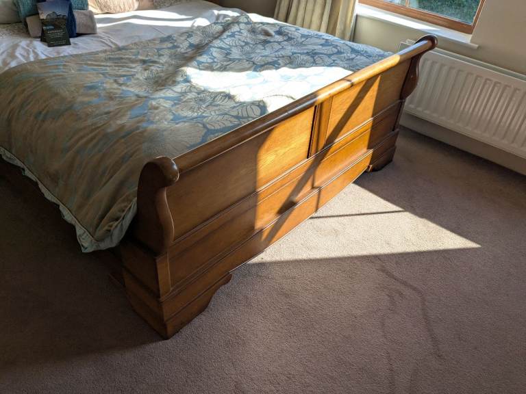 beautiful solid wood king sized sleigh bed