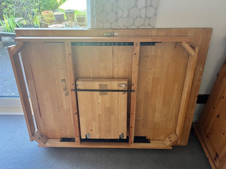 Free extendable wooden dining table