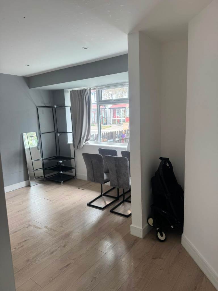 3 Bedroom House to Rent in Mitcham CR4 1LB | 2 Bathrooms | Garden & Parking | DSS Accepted