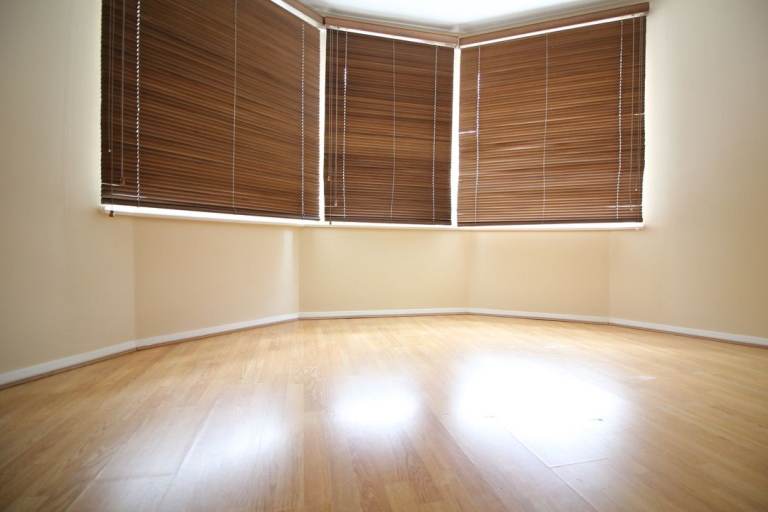 LARGE REDECORATED THREE BED GROUND FLOOR GARDEN FLAT- ISLEWORTH HOUNSLOW OSTERLEY BRENTFORD