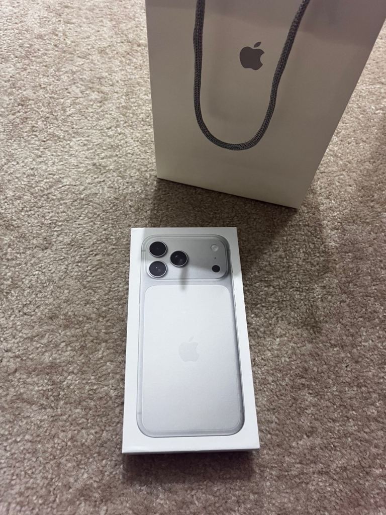 Iphone 17 pro max in white