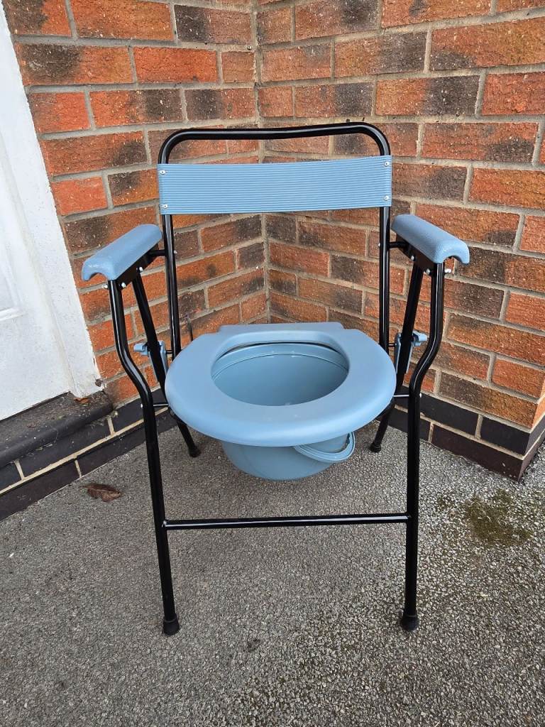 Lightweight folding travel commode