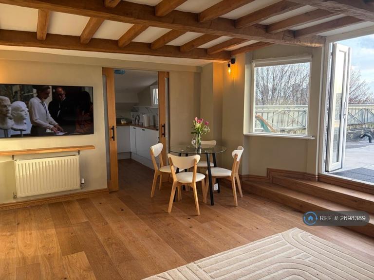 1 bedroom flat in Danbury Street, London, N1 (1 bed) (#2698389)