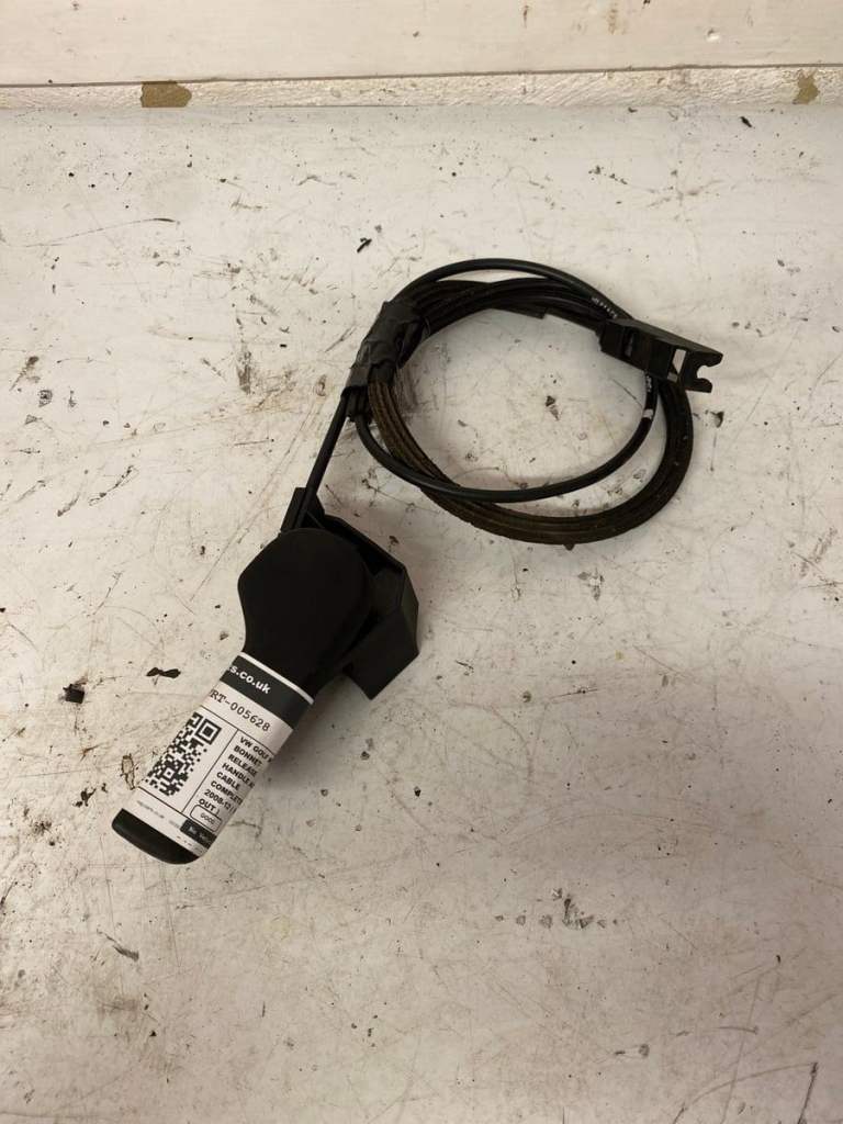 VW GOLF MK6 BONNET RELEASE HANDLE AND CABLE COMPLETE 2008-12 ( IN / OUT )