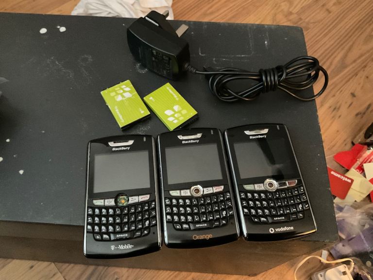 3 x Black Berry Mobil phones with charger 