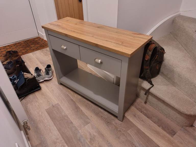 Console table. / Sideboard.