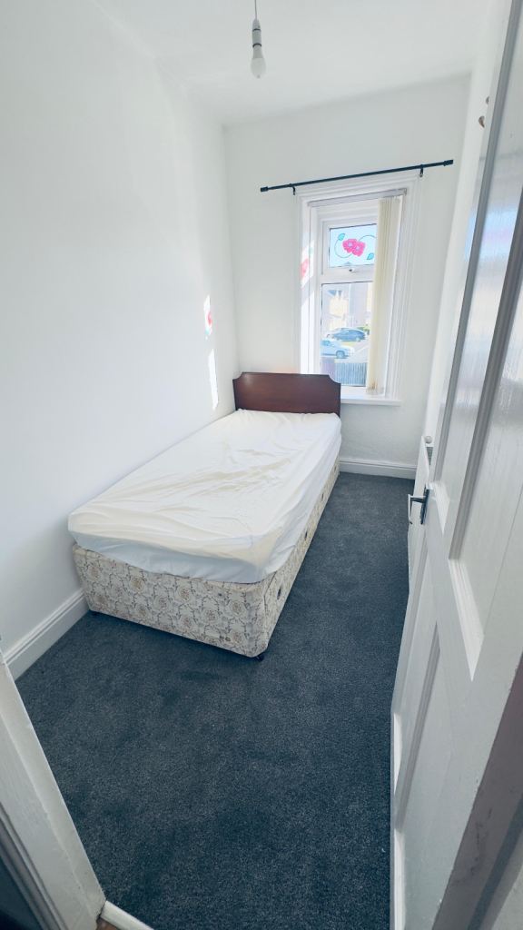 One room available for girl in BD4 Bradford 