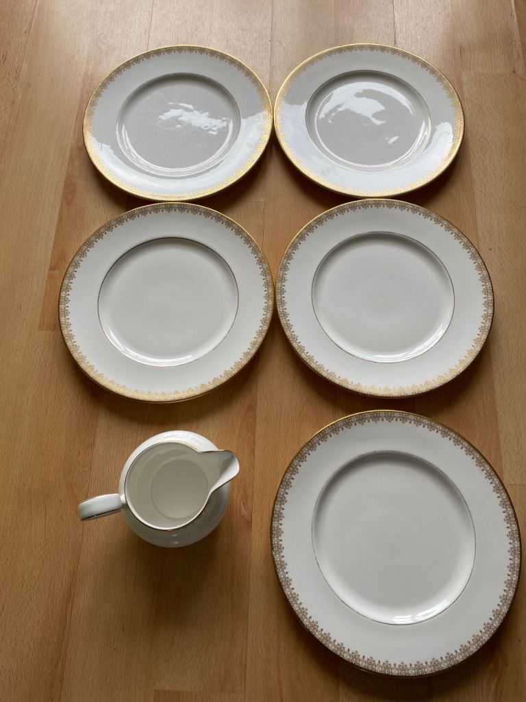 5 Royal Doulton Bone China H4989 Gold Lace 10.75” Dinner Plates & Gravy Boat