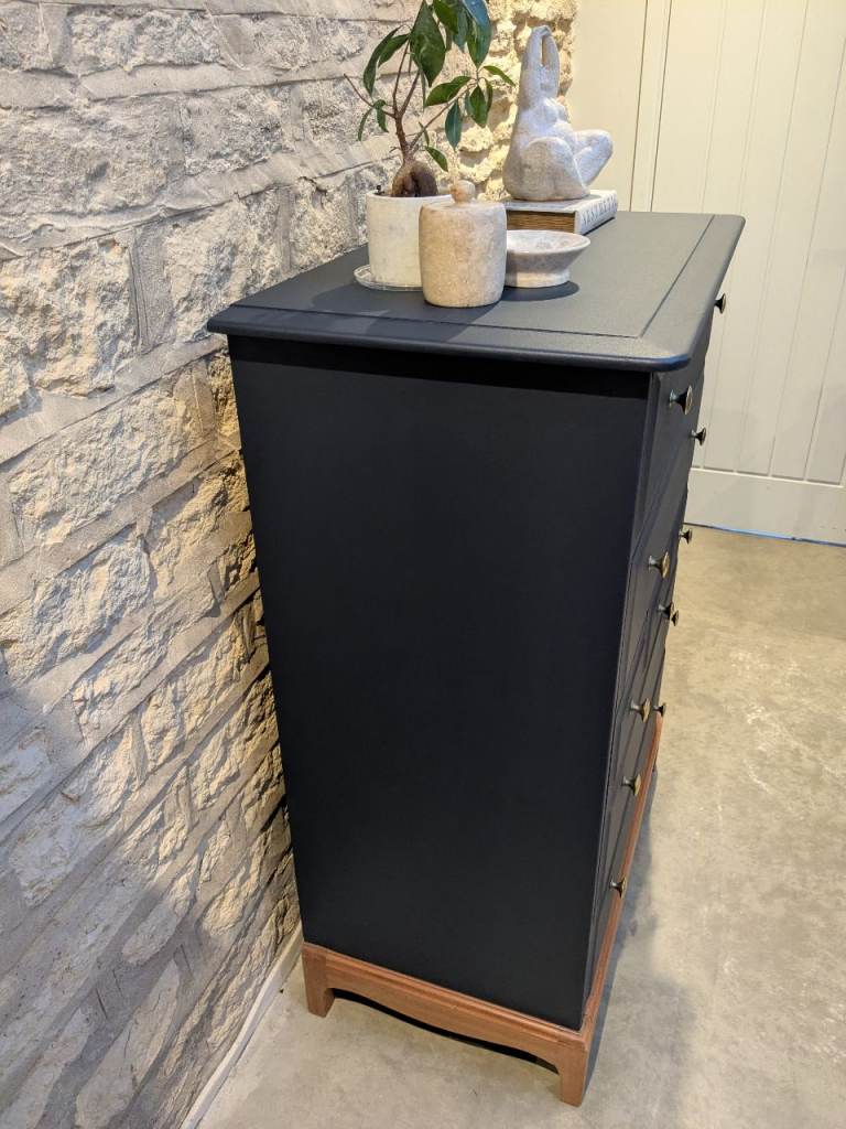 Elegant chest of drawers 