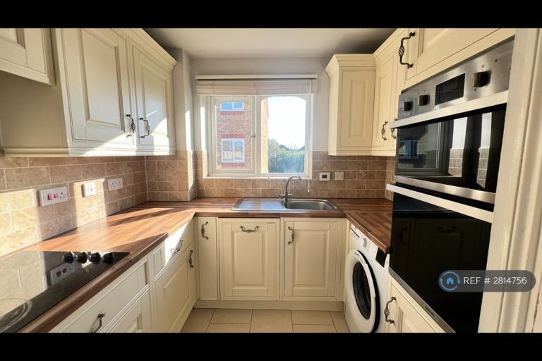 2 bedroom flat in Barra House, Watford, WD18 (2 bed) (#2814756)