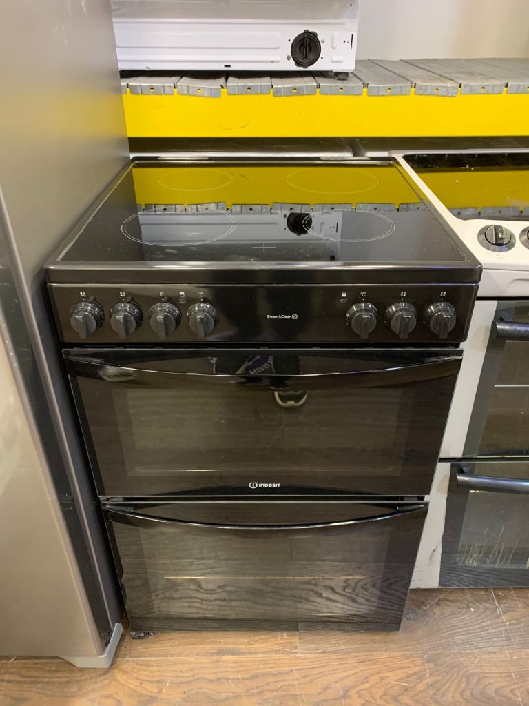 INDESIT free standing electric ceramic cooker 60cm width black double oven in fully working order 