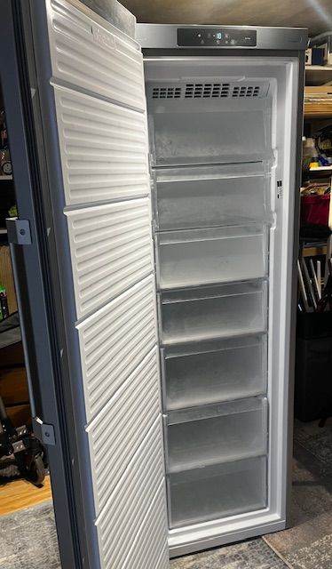 GREY FREE UPRIGHT HOTPOINT FREEZER IN EXCELLENT WORKING CONDITION.
