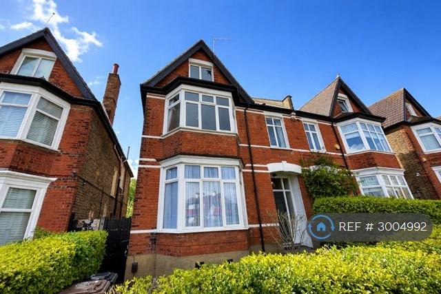 3 bedroom flat in Coopers Lane, London, SE12 (3 bed) (#3004992)