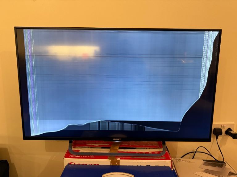 Sony KD43X8309C 4K TV 43” - screen damaged, for parts only