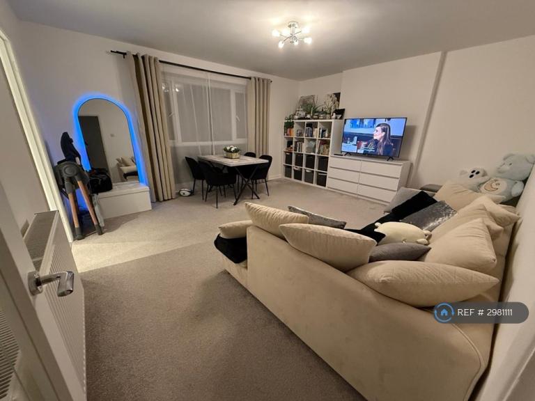 2 bedroom flat in Ashlyn Close, Bushey, WD23 (2 bed) (#2981111)