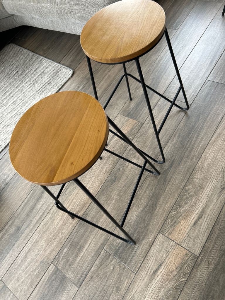 Pair of Modern Wooden Top Bar / kitchen Stools with Metal Legs – Good Condition x 4