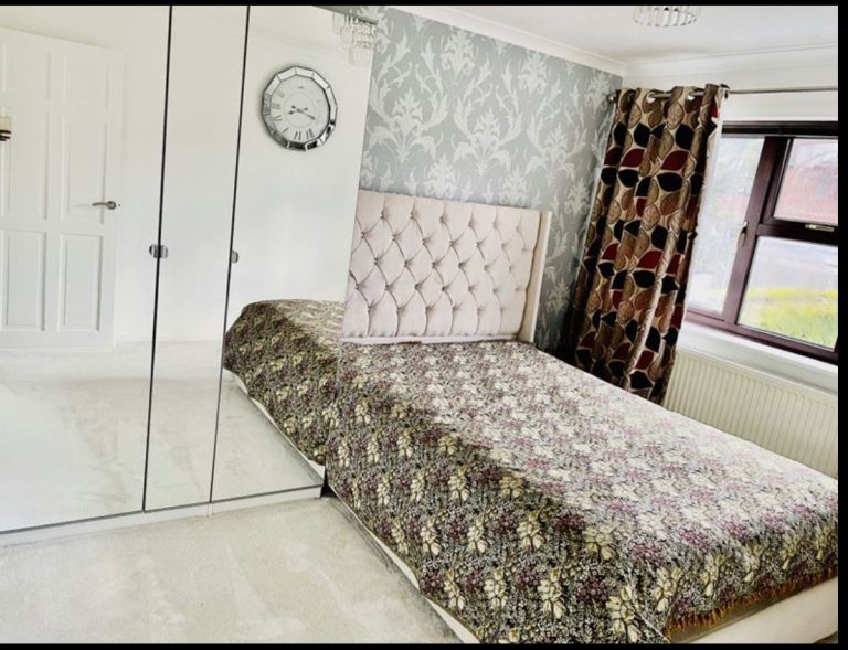 A Large Double Room with Private Bathroom 