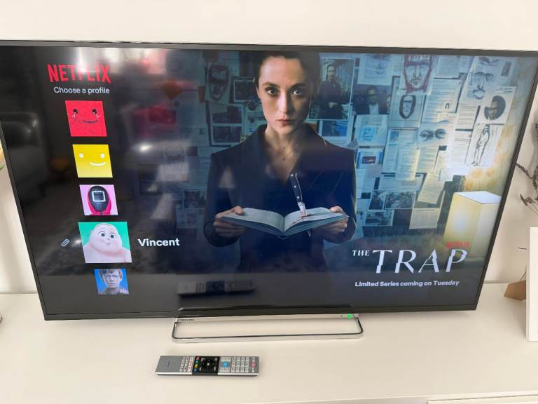 Toshiba 50U6863DB 50-inch Smart TV with Remote – Good Condition