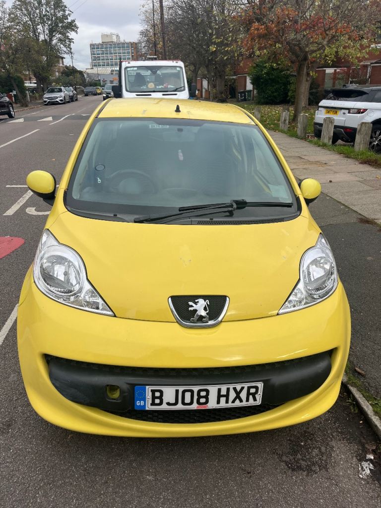 Yellow Peugeot 107, 2008