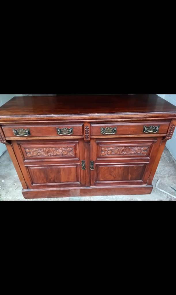 WALNUT EDWARDIAN SIDEBOARD. 