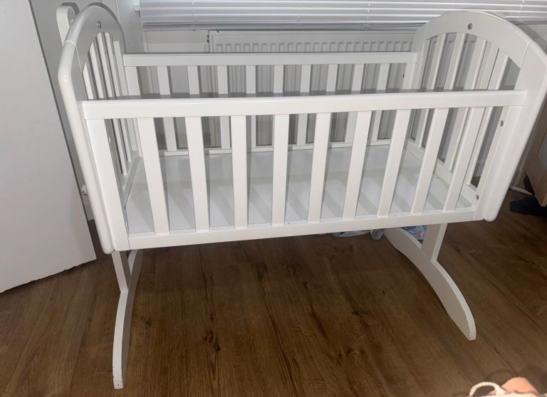 Baby swinging crib