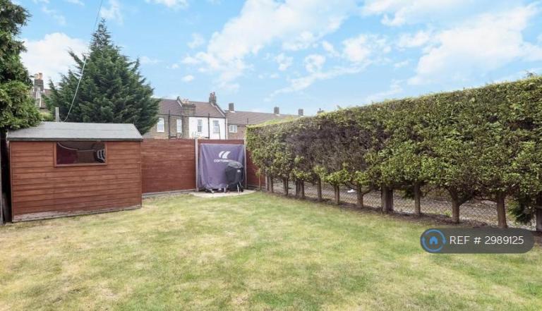 3 bedroom house in Dupont Road, London, SW20 (3 bed) (#2989125)