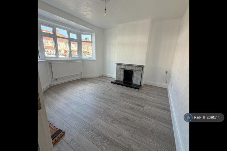 3 bedroom house in Basildene Road, Hounslow, TW4 (3 bed) (#2891514)