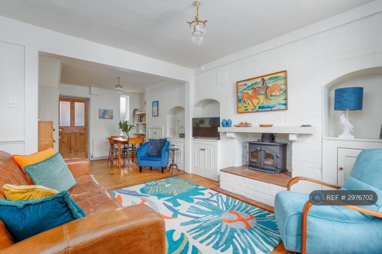 3 bedroom house in Southampton Road, Lymington, SO41 (3 bed) (#2976702)