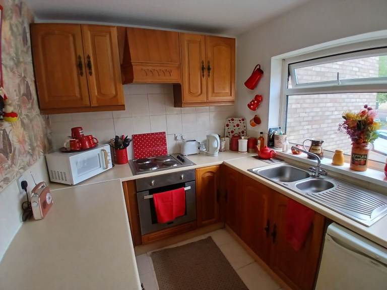 Flat to let Available mid-late September