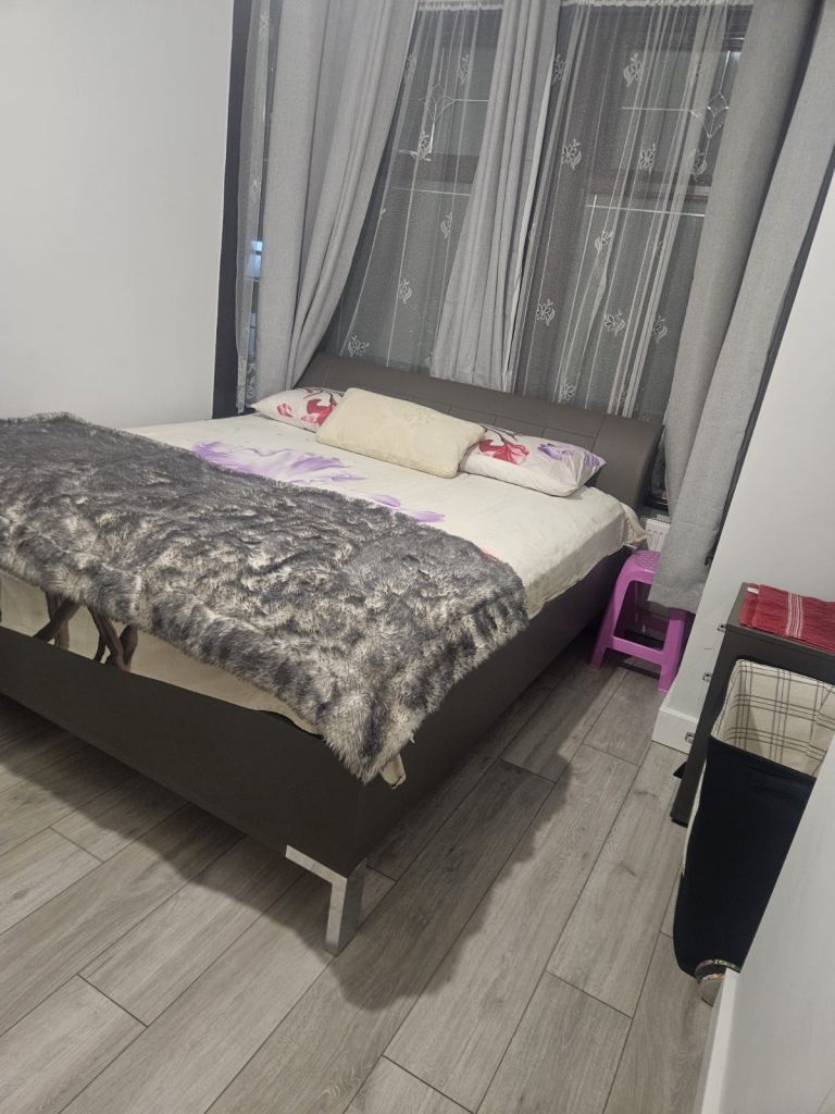 King size double room including bills for single occupancy or couple Postcode E6 3LG