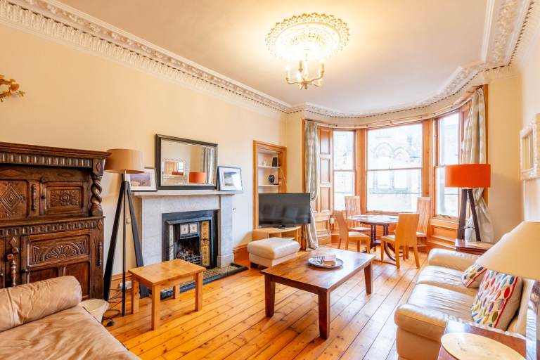 Beautiful, 2 bedroom plus box room, traditional build property in Marchmont – available July