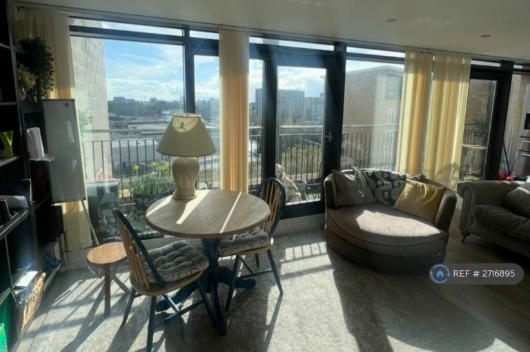 2 bedroom flat in Middlewood Street, Salford, M5 (2 bed) (#2716895)