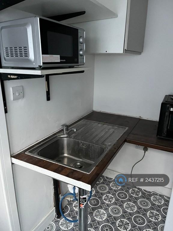 Studio flat in Sunbury On Thames, Sunbury, TW16 (#2437215)